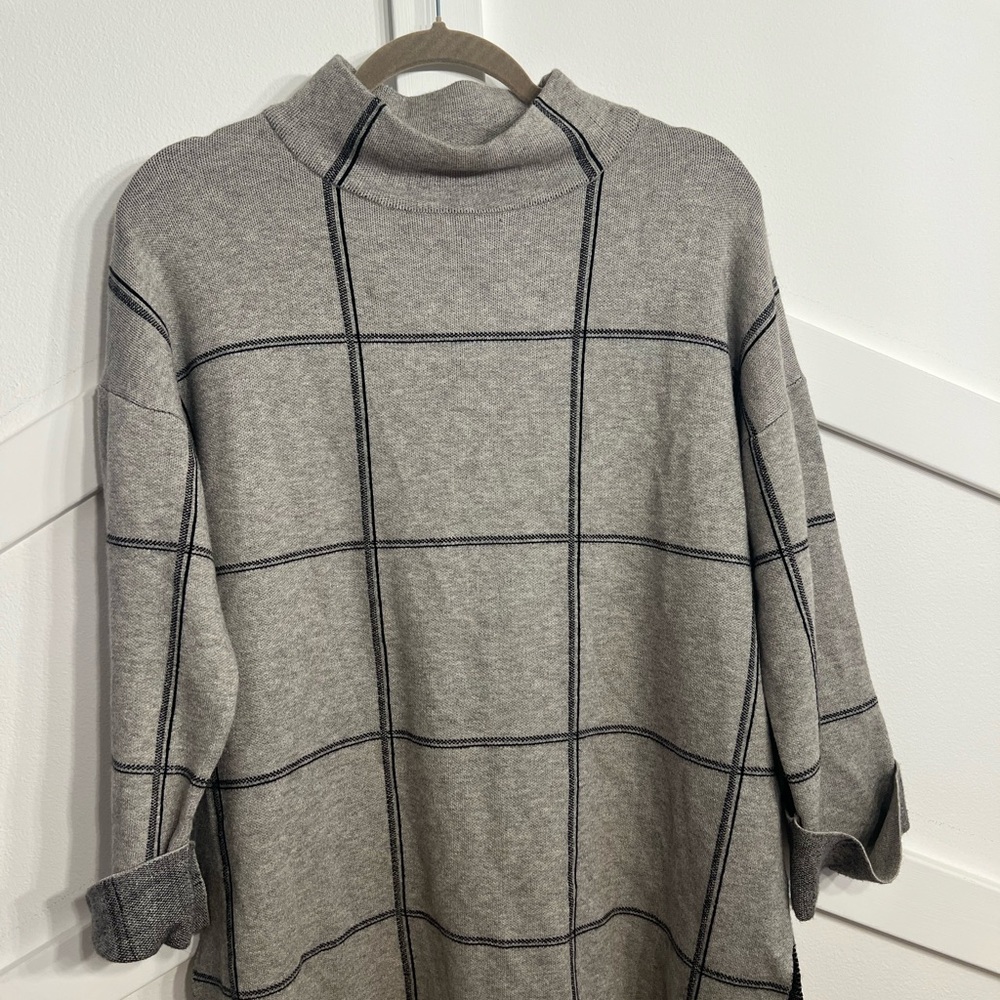 Tahari Light Gray Knit Sweater